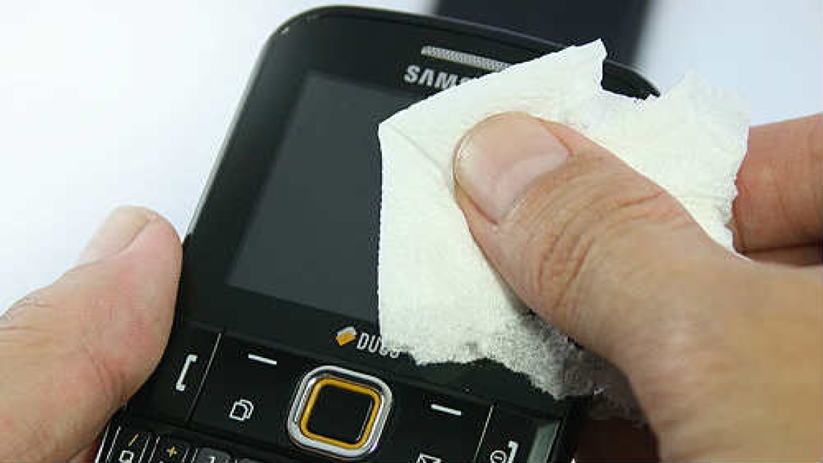 How to Clean Tablet, Smartphone lcd screen? Hindi Gizbot