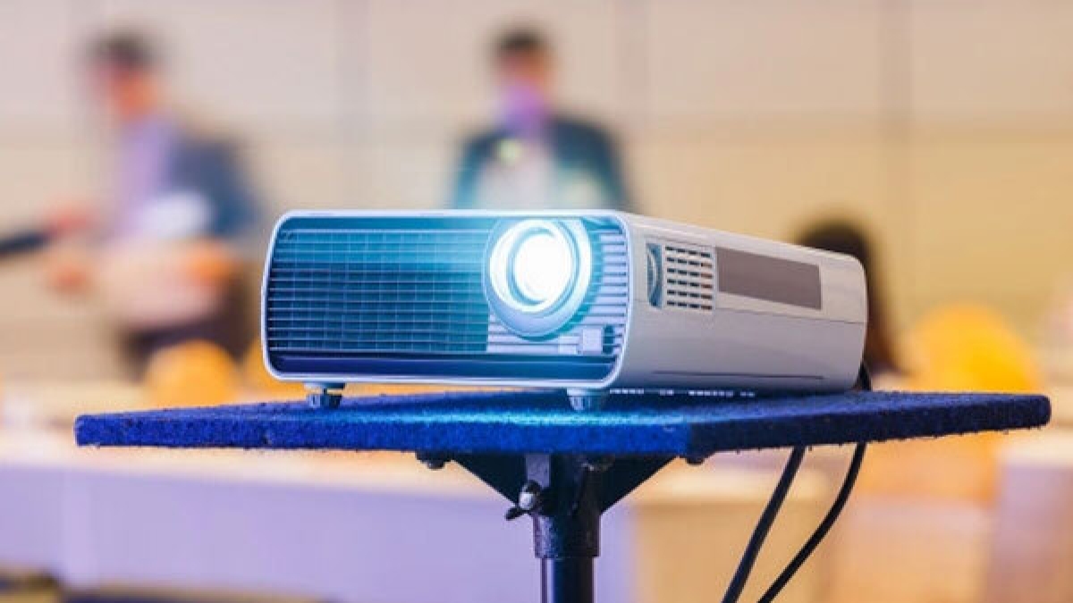 What is the Mean, Types and Benefits of Projectors I प्रोजेक्टर्स क्या