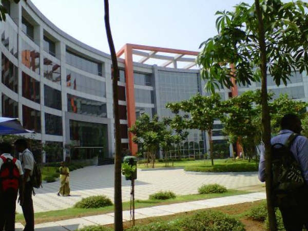 इंफोसिस बिल्डिंग के अंदर बने ग्रीन कैंपस