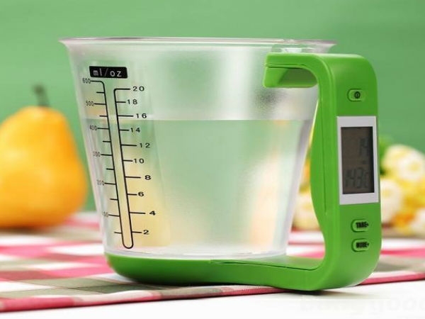 Digital measuring cup