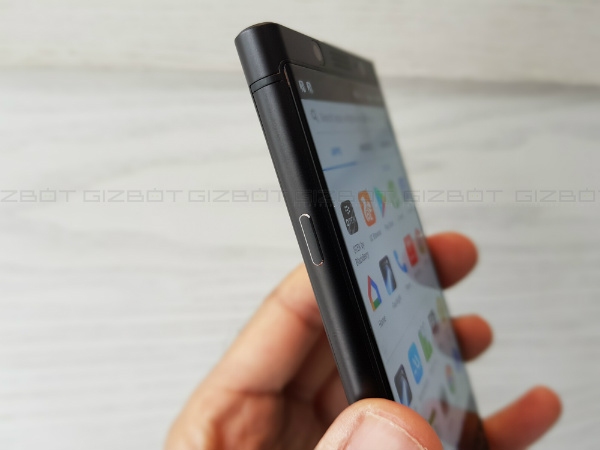 ब्लैकबेरी KEYone डिज़ाइन