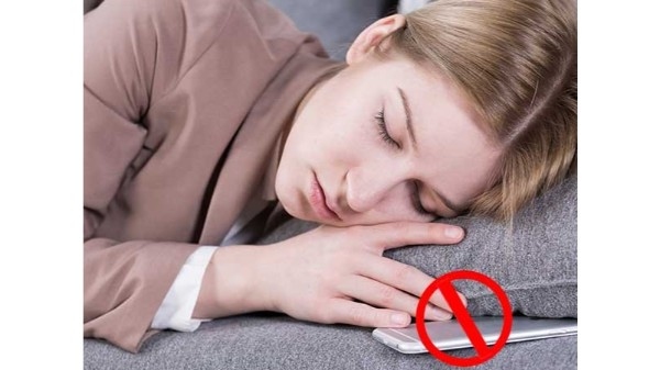 चार्जिंग के दौरान को मोबाइल को दबा कर रखना :