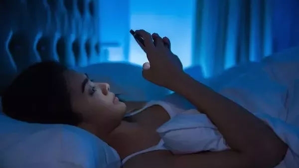 रात में मोबाइल फोन चलाते हैं तो ये खबर एक बार पढ़ लें होश उड़ जाएंगे रात में मोबाइल फोन चलाते हैं तो ये खबर एक बार पढ़ लें होश उड़ जाएंगे