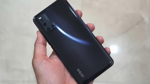 180 हर्ट्ज रिस्पॉन्स रेट AMOLED DIsplay