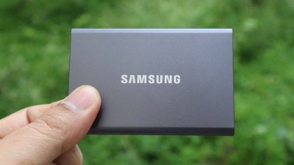 खैर मेन मुद्दे पर बात करते हैं लेकिन इससे पहले SSD T7 के स्पेसिफिकेशन पर एक नज़र डाल लीजिए :-
