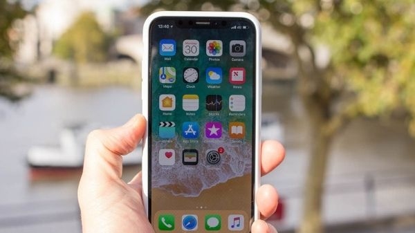 पायलट के हाथ से 11,250 फीट की ऊंचाई से नीचे गिरा iPhone X, फिर भी नहीं आया कोई स्क्रैच पायलट के हाथ से 11,250 फीट की ऊंचाई से नीचे गिरा iPhone X, फिर भी नहीं आया कोई स्क्रैच