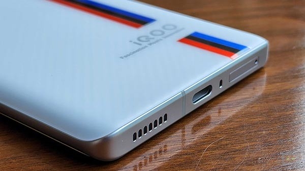 iQOO 10 Pro: Fast Charging and Storage